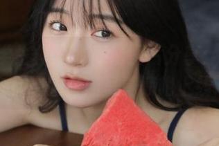 Pary学生模拍 – 高清图片分享：玉婷穿皮衣打造的时尚写真惊艳上线.txt