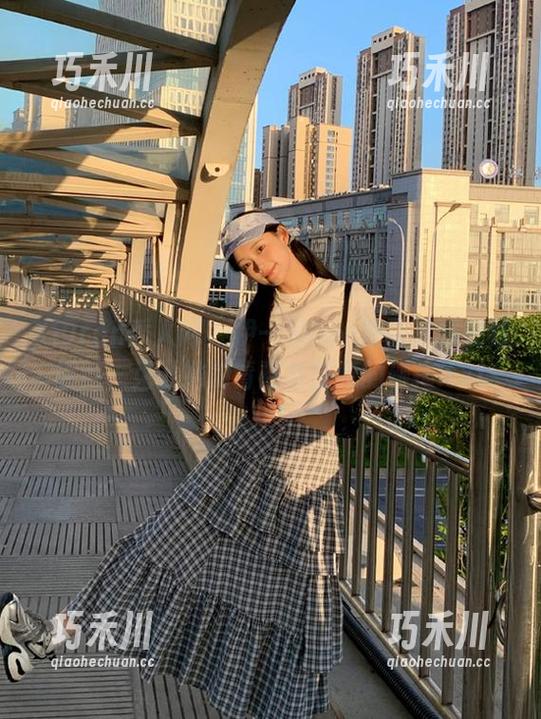 Xiuren秀人网 - 伊一Moon校园写真在线展览，见证她的青春与创意的碰撞.txt