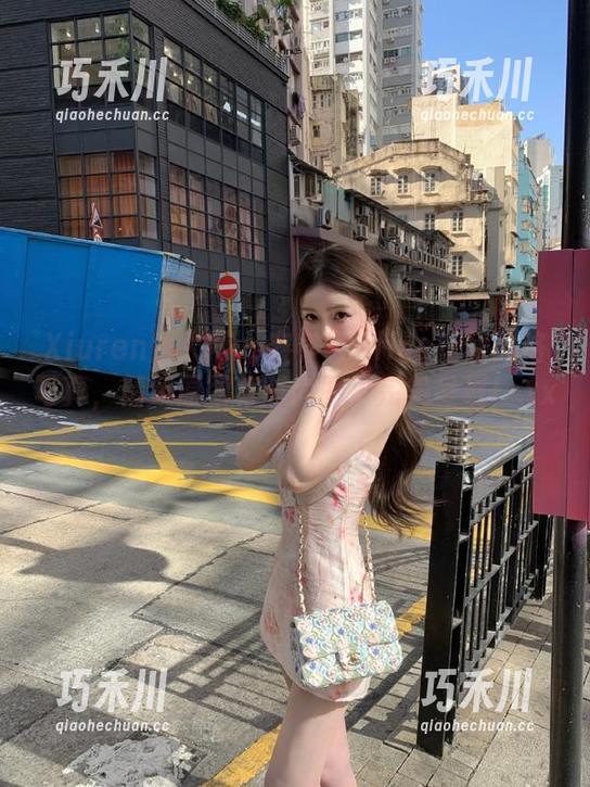 Xiuren秀人网 - 容容容Alice短裙风格写真，精致原图与时尚图包完美呈现！.txt