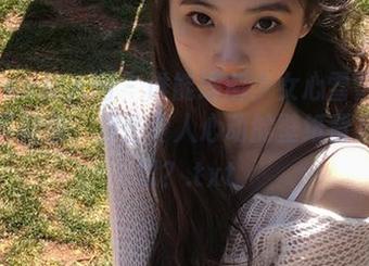 Xiuren秀人网 – 谁能理解少女心雪雪的白衬衫写真里，那些令人心动的壁纸背后的心思？.txt