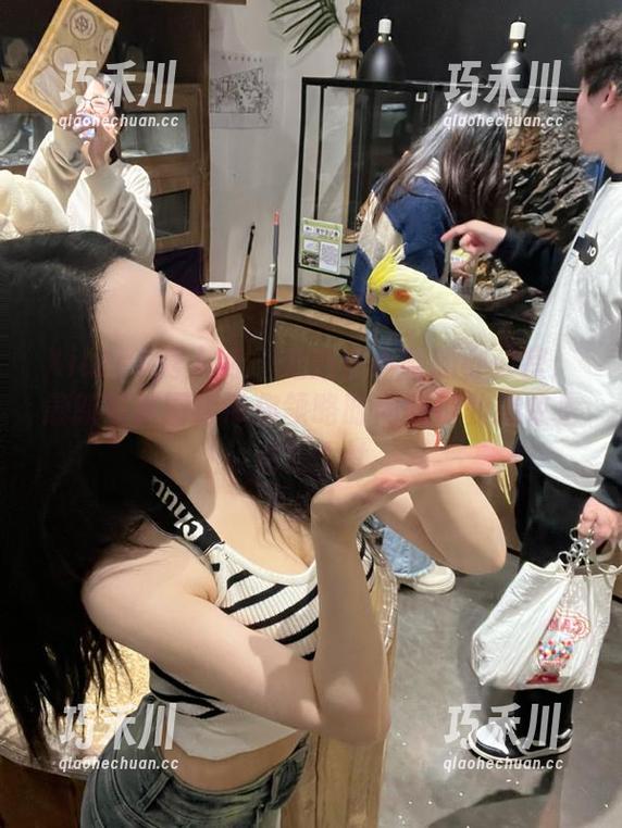 Xiuren秀人网 - 走进白小喵的办公室：最新写真图库带你领略时尚职场的精致生活！.txt