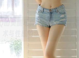 ZinieQ的美腿写真作品系列，带您领略艺术与性感的迷人平衡。.txt