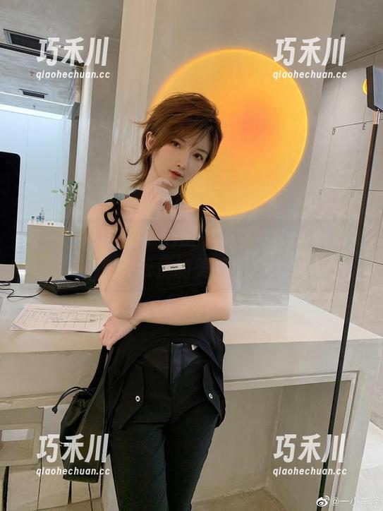 一小央泽 与一小央泽一同飞翔,空姐COS分享让你感受云端的美丽!.txt