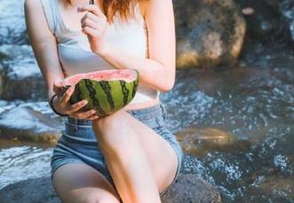 丽柜 – 婷婷的女仆写真合集：将梦与现实融合的视觉盛宴.txt