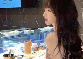 免费获取乔依丝的白衬衫美图，记录你独特的时尚故事！.txt