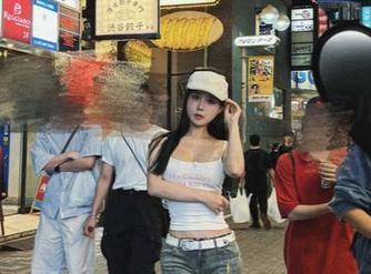 揭秘亚马逊鲶鱼的私房摄影，尽享JK黑丝穿搭合集.txt