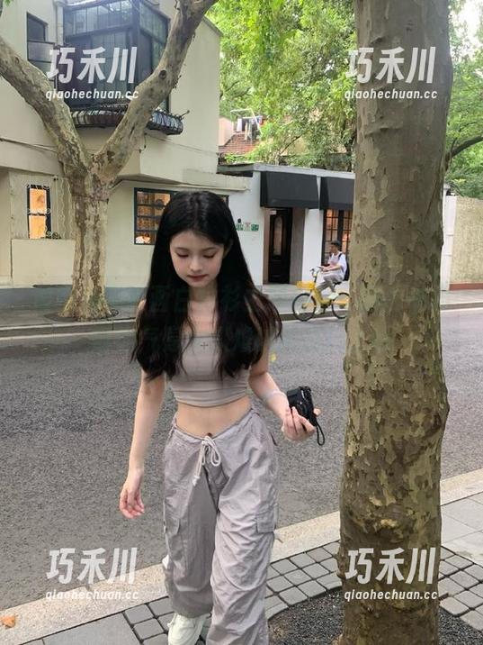 最新兔玩映画白衬衫主题摄影，图片中的时尚气息令人难以抵挡！.txt