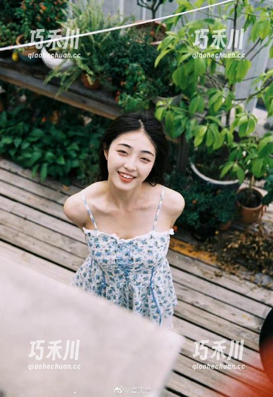 在兔玩映画的俏皮女孩写真集中，免费下载，尽享青春的甜美回忆！.txt