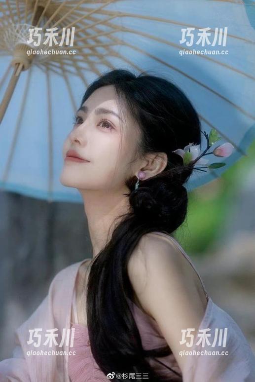 南国足艺 - 静儿制服写真精华合集：透过镜头感受那份纯真与青春的交织瞬间.txt