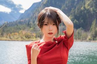 坏露露香宝的比基尼自拍,观看原图领略小露乱撞的无限诱惑.txt