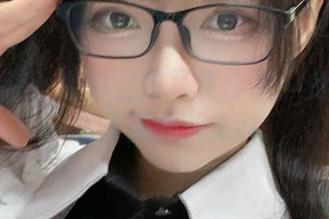 大大卷卷小卷的空姐写真合集:令人惊艳的绝美照片.txt