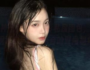 头条女神 – 绝美白衬衫私房图包,王竹为你呈现经典与现代结合的时尚视角.txt