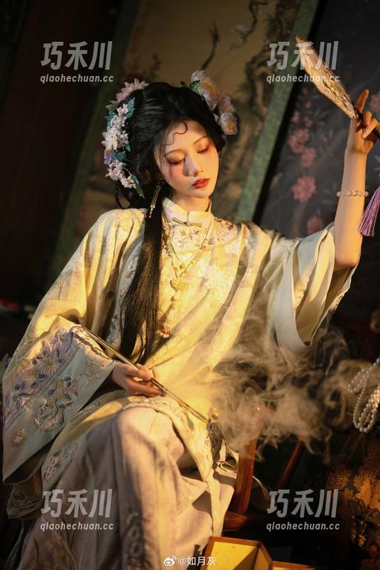 如月灰新作来袭，油亮美图图集带你领略视觉盛宴.txt