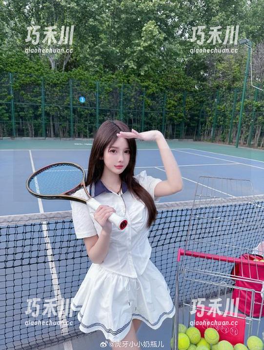 小小奶瓶儿的纯欲吊带写真集精选，带你走入她的私密世界，感受温柔光辉.txt