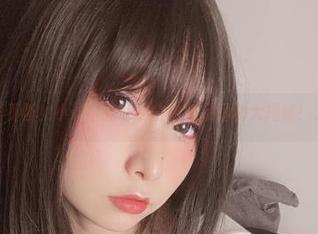 惊喜不断！小泉学姐吖的白色作品福利大揭秘！.txt