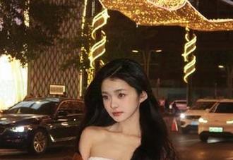 微密圈 – 精致小玉吃果冻白色蕾丝镂空套图,下载领略她的绝美风格与细腻魅力!.txt