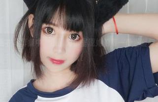 在小酥酱的毛衣写真集中，原图为你呈现她的每一份温暖与独特气质！.txt