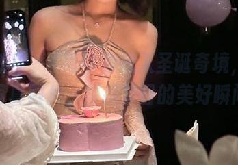 少女秩序 – 晞可带你进入圣诞奇境，观看她的写真图片，捕捉节日的美好瞬间.txt