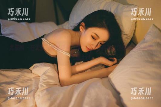 尤果网 - 在无圣光的世界里，张雪馨的白裙写真演绎别样的清新气息.txt