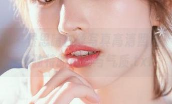 尤果网 – 景思晴白丝写真高清照片，揭示她独特的风情与气质.txt