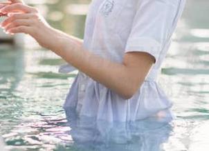 尤果网 – 精致婚纱高清图片:体验陈幼伊在婚纱摄影中的独特魅力.txt