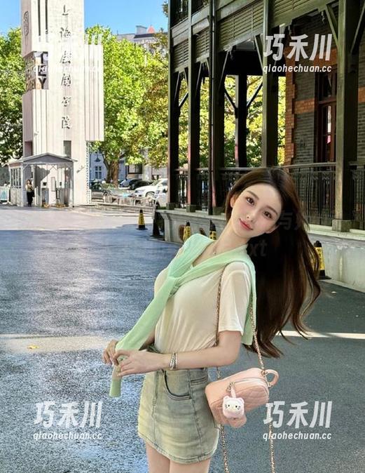 尤蜜荟-白露小猪 尤蜜荟 - 从私拍中揭秘:白露小猪与她的引人注目的美足作品.txt