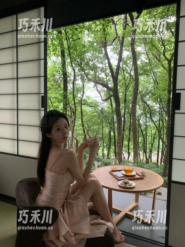 左公子666 微密圈 - 免费分享!左公子666难以抗拒的红色包臀套图,一起欣赏她的迷人风姿。.txt