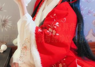 年年Nnian的《纯白》写真作品分享，原图记录绚丽多彩与纯净的对比.txt