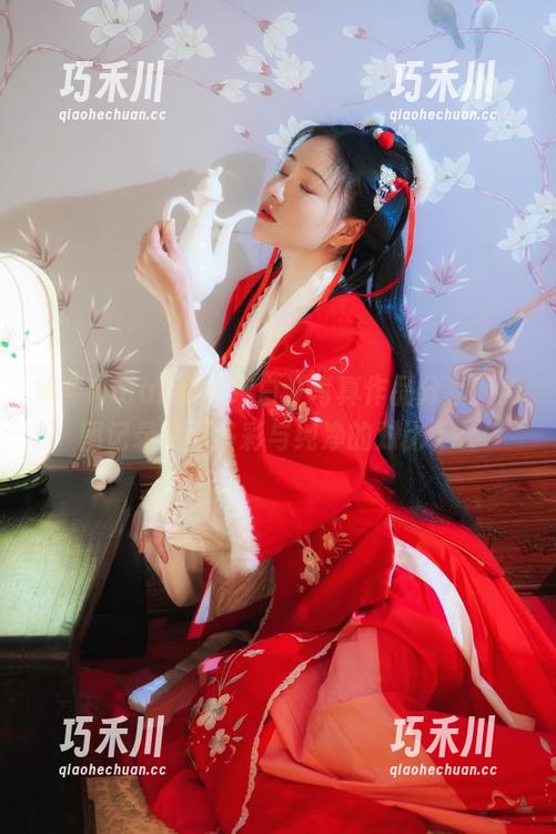 年年Nnian 年年Nnian的《纯白》写真作品分享,原图记录绚丽多彩与纯净的对比.txt