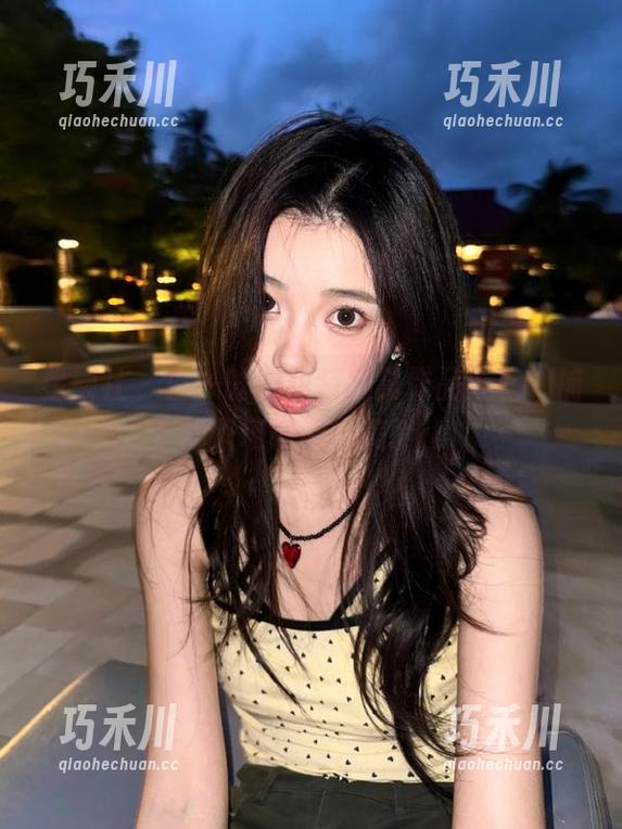 星颜社 - 白一晗职业装摄影作品分享，捕捉职场瞬间之美.txt