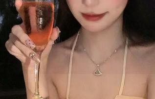 果团网 – 新鲜出炉!何嘉颖棉袜作品集更新,来看看这次的惊喜吧!.txt