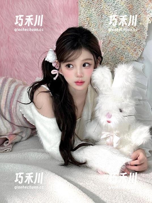 森萝财团 - 小七的裸足魅力——精选图片资源，探索她的独特视角.txt