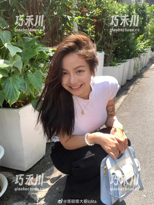 最新cos展示：洛丽塔大哥与蕾姆兔女郎，萌到不可思议的奇幻之旅！.txt