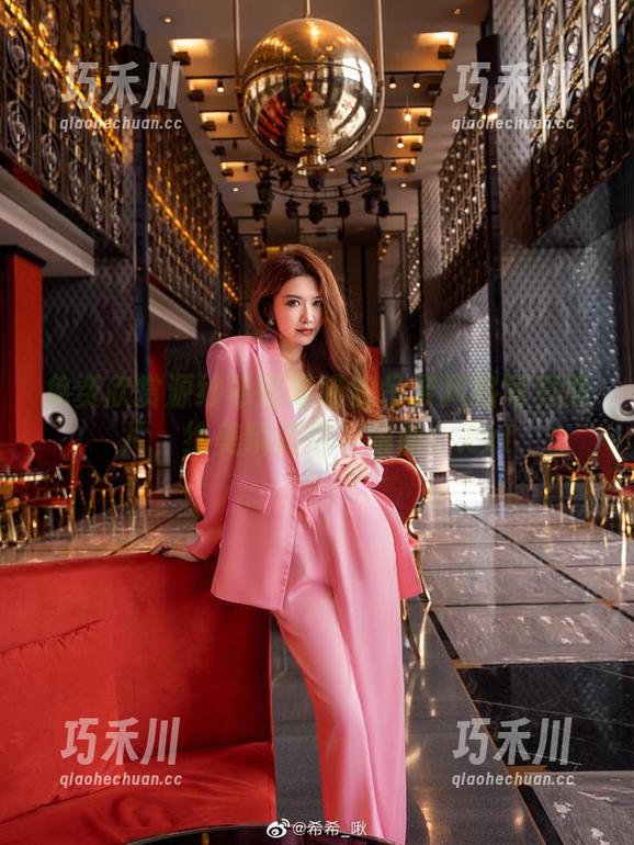 免费欣赏源纱希喵喵喵的吊带风格写真照片，绝美瞬间尽在眼前！.txt