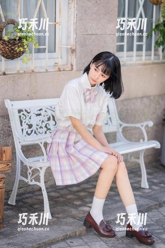 爱蜜社 - 找寻小狐狸Sica的足迹：高清写真与灰丝的唯美邂逅！.txt