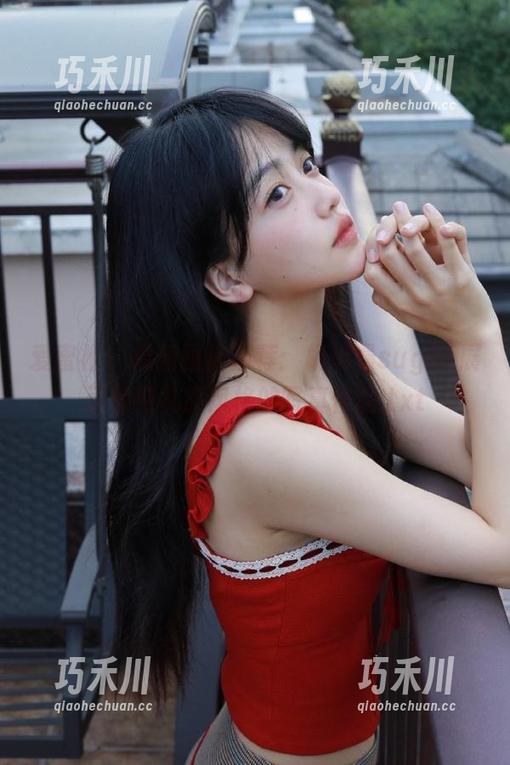 爱蜜社 - 最新图库推荐：杨晨晨sugar展示独特礼服风格的写真作品.txt