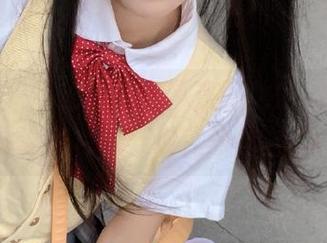 白莉爱吃巧克力的古风汉服之旅，高清美图诠释传统与现代的结合.txt