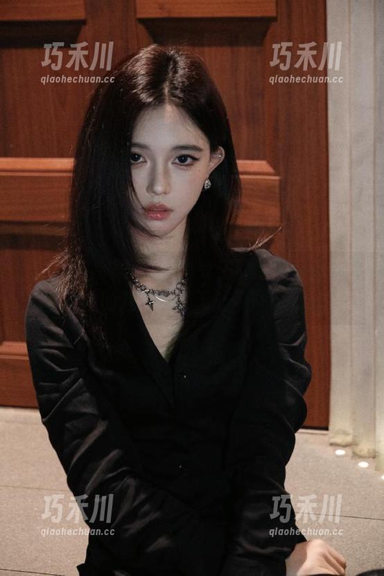 秀人网 - 媃柔rourou女王的高清写真，壁纸里的魅力让人无处可逃！.txt