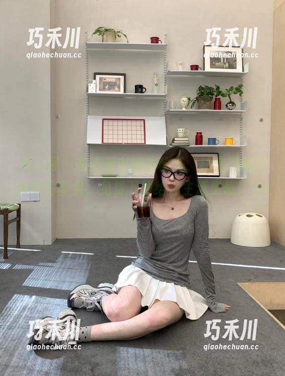 秀人网 - 在生活中扮演秘书，林文文的白衬衫写真集，免费下载给你生活灵感！.txt