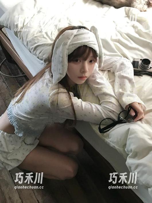 秀人网 - 美七mia的开叉连体衣在图库中大放异彩，分享她不可错过的时尚瞬间.txt