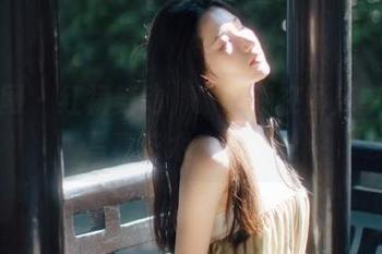 秀人网 – 红裙舞动，谢晚晚在图库中演绎写真艺术之美.txt