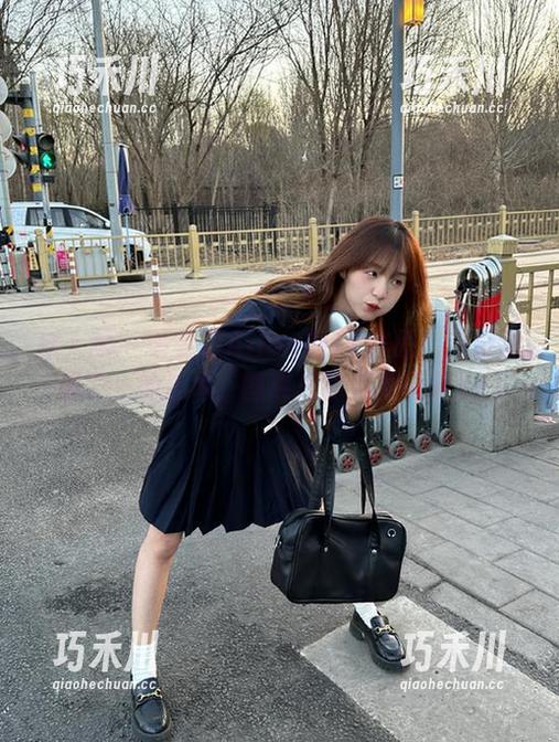 秀人网 - 谭睿琪Ailsa的JK作品：当自嘲成了一种艺术，图库里的另类风景.txt