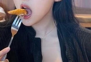 秀人网 – 优雅与力量交织，精选陈茜妮zoe的黑白写真作品.txt