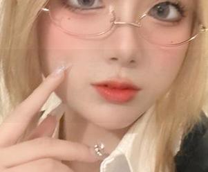 时尚与优雅并存，羊大真人红裙写真图库全新解读.txt