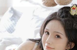 蜜桃社 – 雪梨sherry在镜头下的风采:连体衣图包作品,展现她独特的时尚视角.txt