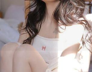 袜涩 – 进入安妮的御姐宇宙:探索她最新写真作品图包的多样化表现.txt