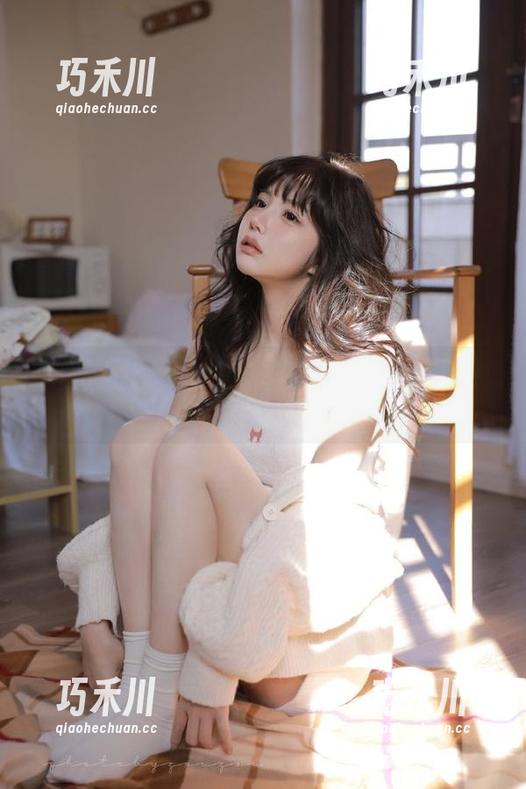 袜涩 - 进入安妮的御姐宇宙：探索她最新写真作品图包的多样化表现.txt