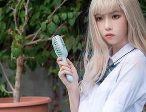 瞧许岚LAN在游泳池死库水中的精彩瞬间，原图下载，绝对让你眼前一亮！.txt