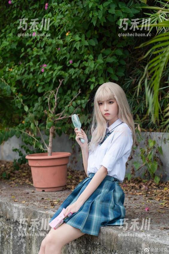 瞧许岚LAN在游泳池死库水中的精彩瞬间，原图下载，绝对让你眼前一亮！.txt