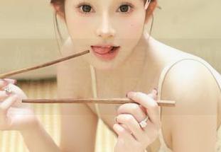 语画界 – 奶牛主题私房写真:奶瓶博主传递的温暖与优雅图片集锦.txt